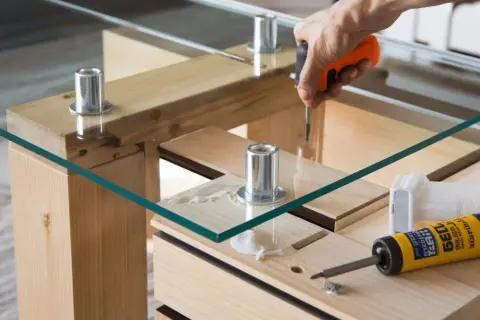 Jak zamontować szklany blat? Poradnik DIY uniknij błędów!