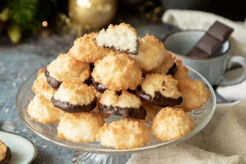 Saftige Kokosmakronen mit Schokoladenboden, perfekt für ein gemütliches Kaffeetrinken. Dieses kokosmakronen rezept saftig ist ein Genuss!