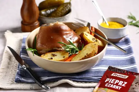 Gotowana golonka w zupie? Nie, to pieczona golonka z ziemniakami i marchewką. Idealna na obiad, doprawiona świeżym pieprzem.
