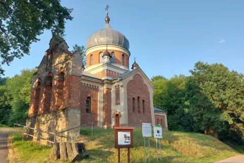 Cerkiew w Frysztaku z charakterystyczną kopułą, otoczona zielenią.