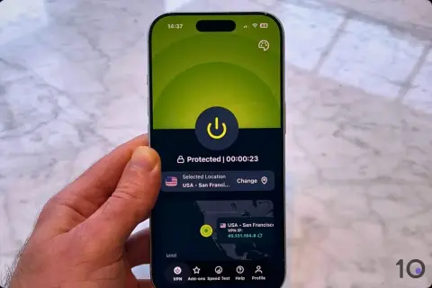 Telefon z włączonym vpn na telefon, chroniącym połączenie z serwerem w San Francisco.