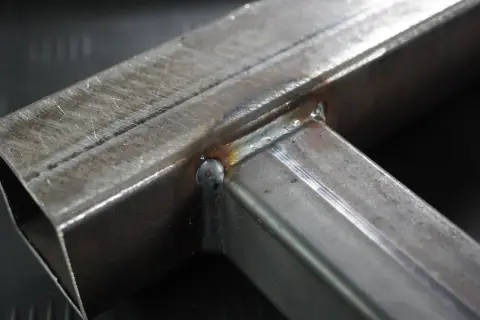 Solidne spawanie blachy, tworzące mocne połączenie dwóch metalowych profili.