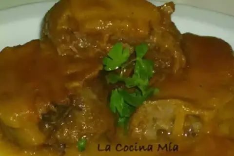 Deliciosa lengua de ternera en salsa, un plato tradicional español.