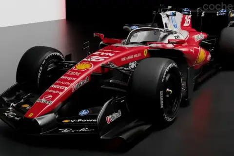 El monoplaza de Fórmula 1 Ferrari, con su icónico rojo y patrocinadores, listo para la velocidad.