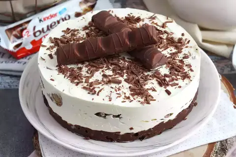 Pyszny sernik kinder bueno z kawałkami czekolady i wafelkami na wierzchu. Idealny deser dla fanów słodkości.
