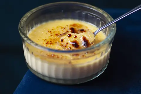Kremowy deser z karmelizowaną skórką, idealny na deser. Ten creme brulee przepis jest prosty i pyszny.