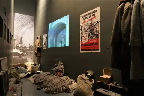 Wystawa w Muzeum II Wojny Światowej w Gdańsku. Walizki, koce, maska gazowa i plakaty propagandowe tworzą atmosferę tamtych lat.