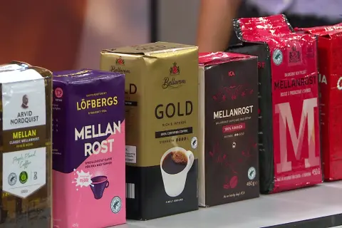 En rad kaffepackar med olika kaffesorter i Sverige: Arvid Nordquist, Löfbergs, Bellarom Gold, ICA Mellanrost och Gevalia.