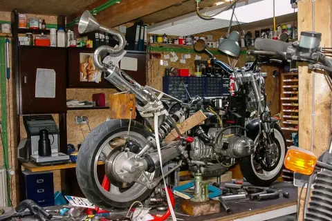 Jakie narzędzia do warsztatu motocyklowego? Kluczowe elementy, które musisz mieć