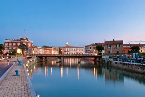 Canale di Senigallia al tramonto, con riflessi sull'acqua e palazzi storici. La fiera senigallia è un evento che anima questa splendida città.