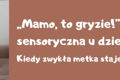 Małe dziecko z nadwrażliwością sensoryczną, które czuje, że metka gryzie.