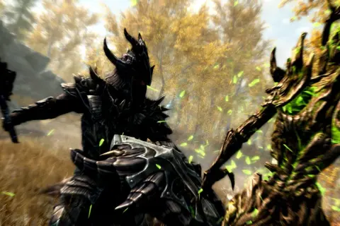 Postać w zbroi z rogu walczy z drzewcem w Skyrim 6. Zielone liście wirują w powietrzu.