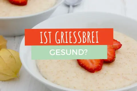 Schüssel mit Grießbrei, garniert mit Erdbeeren und Physalis. Die Frage "Ist Grießbrei gesund?" wird thematisiert.