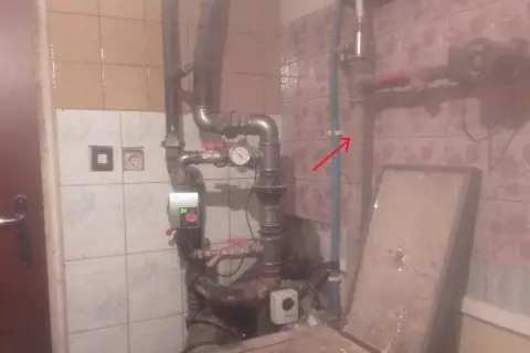 Instalacja grzewcza z pompą obiegową. Szukasz, czym zastąpić zawór różnicowy? Tu widać elementy instalacji.