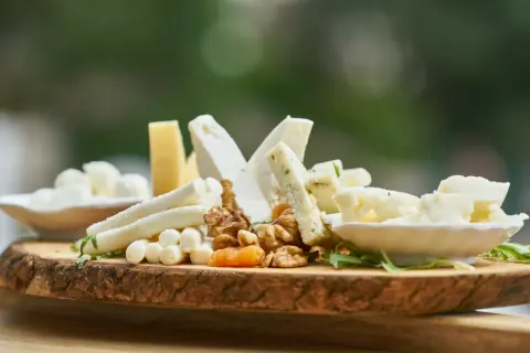Deska serów z orzechami i suszonymi owocami.