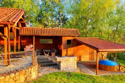 Drewniane domki na Mazurach z bali, zadaszone jacuzzi i grillem. Idealne na tani wypoczynek.