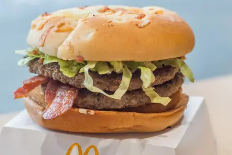 Burger Drwala - co w nim jest? Składniki i alergeny, które musisz znać