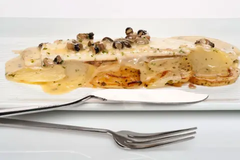 Delicioso pescado con patatas y salsa cremosa, ideal para tus segundos platos para Nochevieja.