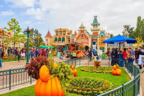 Jesień w Disneyland Paris. Bilety na jesienne atrakcje i dekoracje w parku.