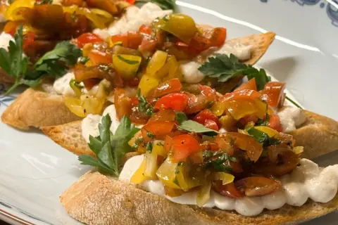 Läckra bruschettor med krämig ost och färgglada tomater, ett perfekt bruschetta recept för sommaren.