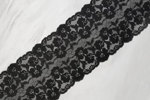 Elegancka koronka czarna z motywem kwiatowym, idealna do ozdobnych projektów.