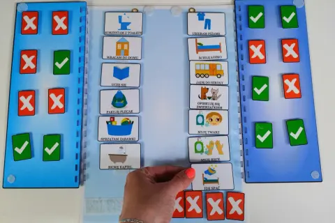 Pomocny plan dnia dla dziecka z autyzmem, z ikonkami i miejscem na zaznaczanie wykonanych czynności.