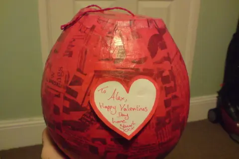 Czerwony balon z sercem i napisem "To Alex, Happy Valentines Day love Stuart xxx". Jak zrobić taki prezent w balonie?
