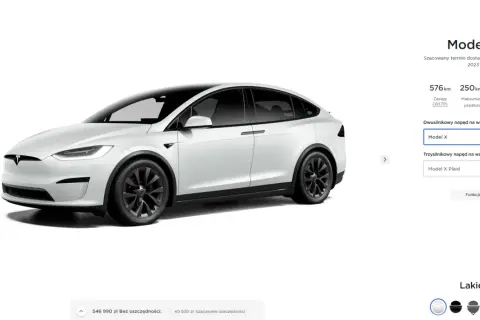 Biały Tesla Model X na białym tle, z widocznymi danymi technicznymi i ceną.