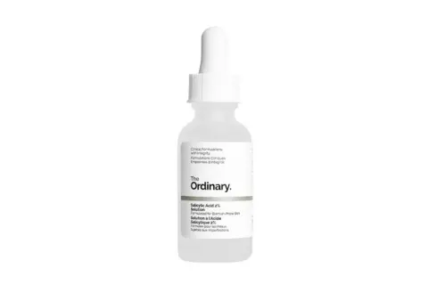 Frasco de The Ordinary con ácido salicílico al 2%, ideal para pieles con imperfecciones.
