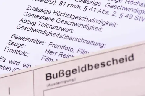 Bußgeldbescheid mit Details zur Geschwindigkeitsüberschreitung. Hier könnte man prüfen, ob ein Fahrverbot umgewandelt werden kann.