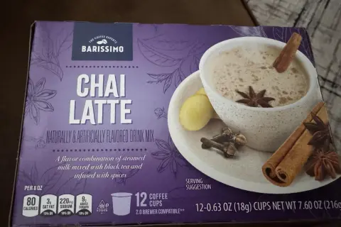 En låda Barissimo Chai Latte med en bild av en kopp chai latte. Lådan beskriver vad som innehåller chai latte: en blandning av ångad mjölk, svart te och kryddor.