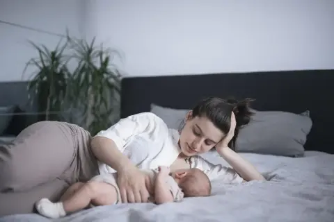 Mama karmi na leżąco, a potem czeka na odbijanie. Spokojny moment bliskości na łóżku.