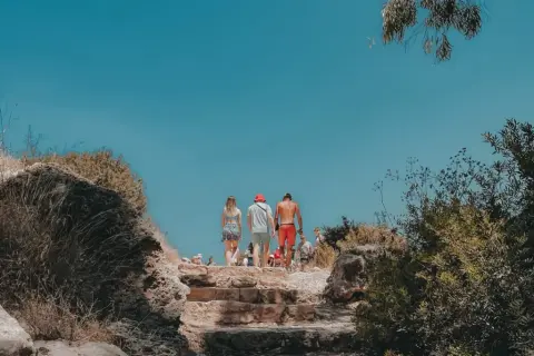 Spacer po kamiennych schodach w górach Troodos. Słoneczny dzień, błękitne niebo i bujna roślinność.