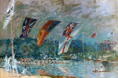 Obraz oddaje atmosferę regat, w jakim stylu malował Alfred Sisley. Widać łodzie, flagi i ludzi nad wodą.