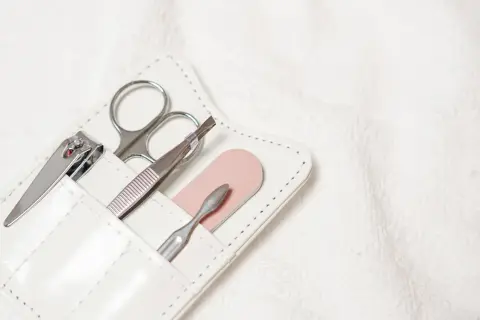 Czym dezynfekować narzędzia do manicure, aby uniknąć zakażeń?