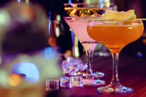 Jak przygotować idealny drink Manhattan: przepis i historia koktajlu