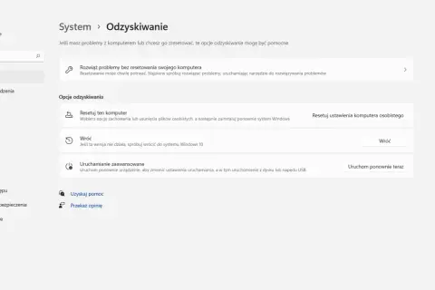 Opcje odzyskiwania systemu Windows. Jeśli chcesz wrócić do Windows 10, wybierz "Wróć".