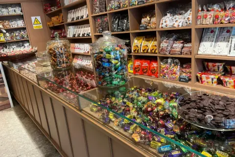 Dulces tentaciones en la fábrica de chocolate Zaragoza. Chocolates, caramelos y bombones en vitrinas y estanterías.