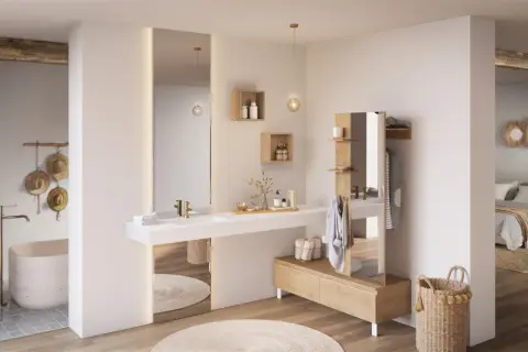 Une élégante salle de bain dans chambre, avec baignoire, lavabo, miroir et rangement en bois.