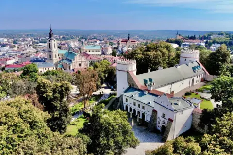 Zamek w Przemyślu i jego okolice oferują wspaniałe atrakcje. Widok na miasto, kościoły i zieleń.