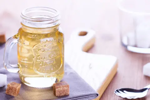Słodki syrop cukrowy w słoiku, obok kostki cukru. Idealny do drinków, prosty przepis.