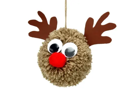 Un adorable renne fait main, idéal pour fabriquer un Père Noël en pompon de laine. Ses grands yeux et son nez rouge le rendent irrésistible.