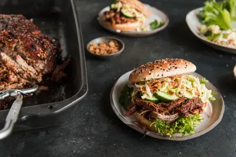 Pyszny burger wołowy z szarpanym mięsem, chrupiącą surówką i świeżymi warzywami. Idealny dodatek do burgera wołowego.