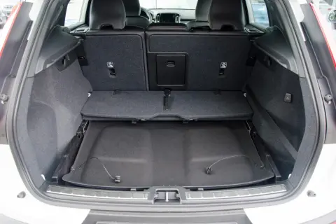 Pusta przestrzeń bagażowa Volvo XC60. Widoczne składane siedzenia i podłoga bagażnika, co pozwala ocenić jego wymiary.