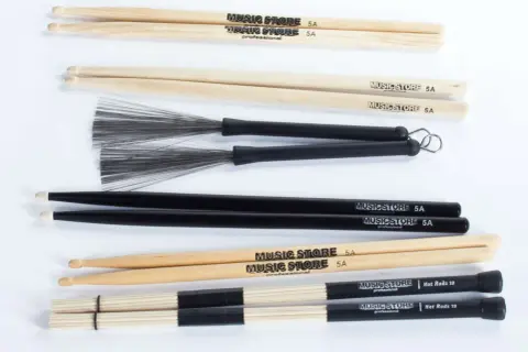 Verschiedene Drumsticks und Brushes, bereit für die besten Drum Solos. Holz, Schwarz und Hot Rods.