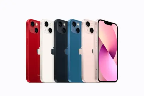 Jaki jest najnowszy iPhone? Pięć modeli iPhone'a w kolorach: czerwonym, białym, granatowym, niebieskim i różowym, ustawionych w rzędzie.