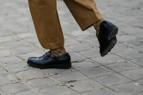 Skrzypiące buty na mokrej podłodze? Poznaj przyczyny i ciszę!