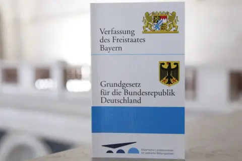 Verfassung des Freistaates Bayern und Grundgesetz für die Bundesrepublik Deutschland. Ein Buch, das die bayerische Verfassung und das deutsche Grundgesetz vereint.