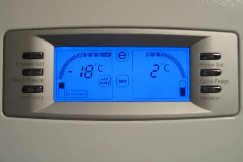 Jaka jest optymalna temperatura w lodówce? Zadbaj o jedzenie i prąd!