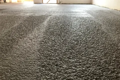 Superficie grezza di cemento per massetto esterno, pronta per la posa.